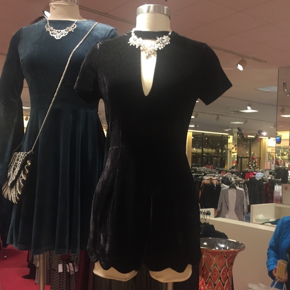 Velvet Short-sleeve Romper - Picture 4 of 6